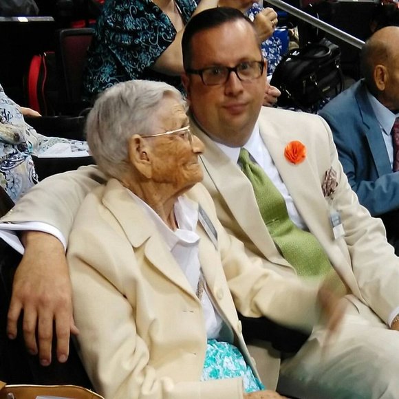 Meet your Posher, Debbie - Picture 4 of 5